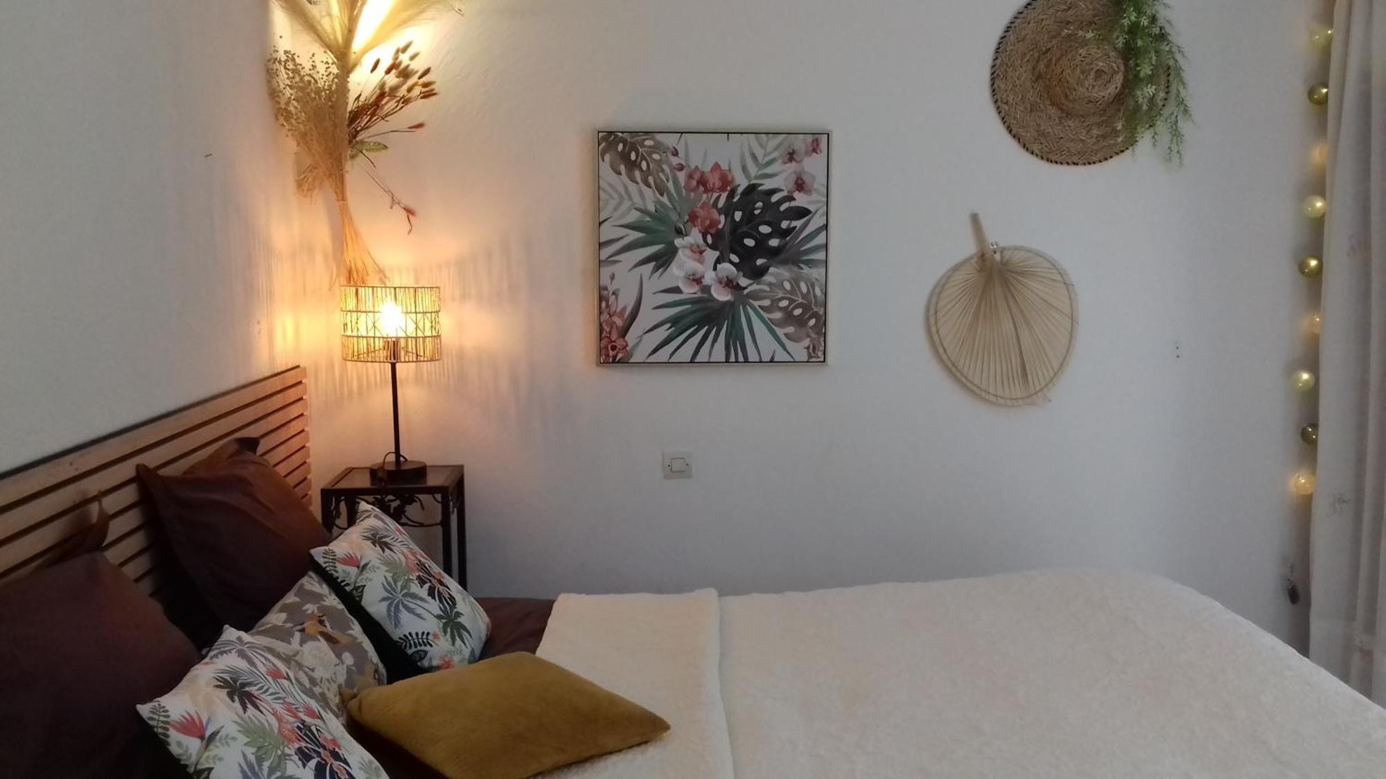 Les Chardons Bleus Bed and Breakfast Lorgues Eksteriør billede