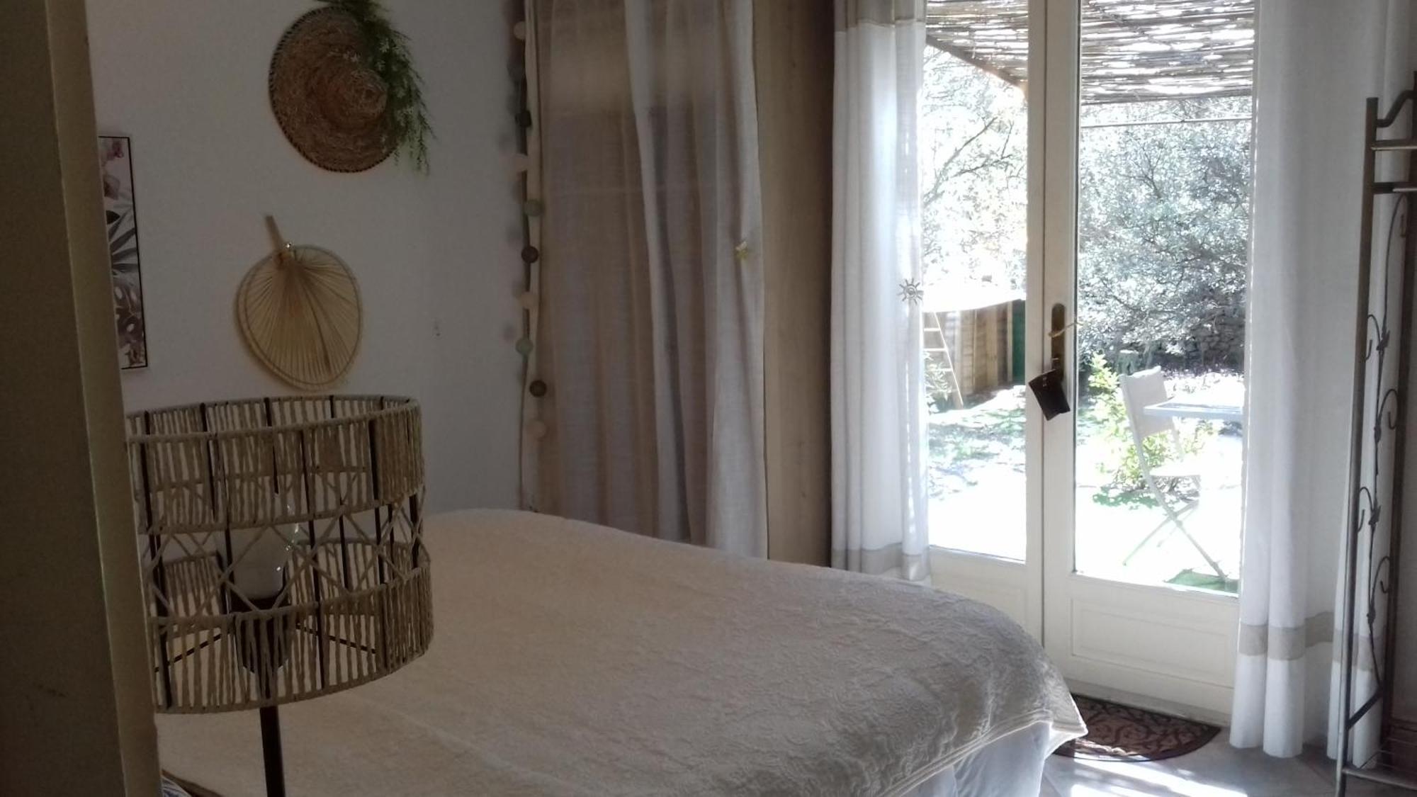 Les Chardons Bleus Bed and Breakfast Lorgues Eksteriør billede